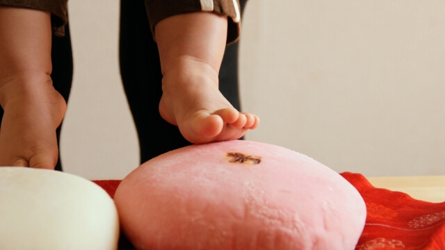 一升餅を踏んでいる画像
